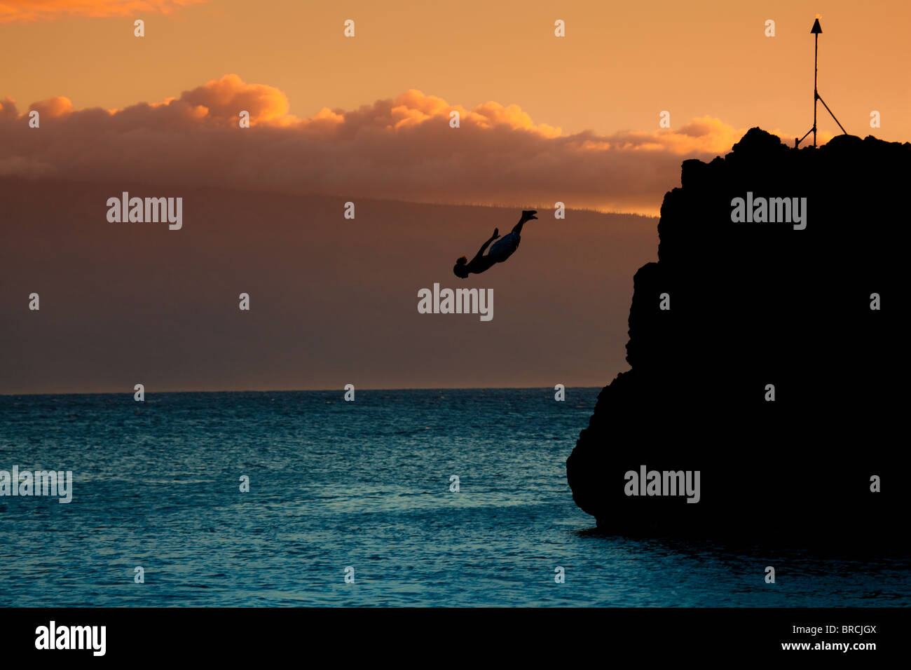 Cliff Diver al tramonto, Hawaii Foto Stock