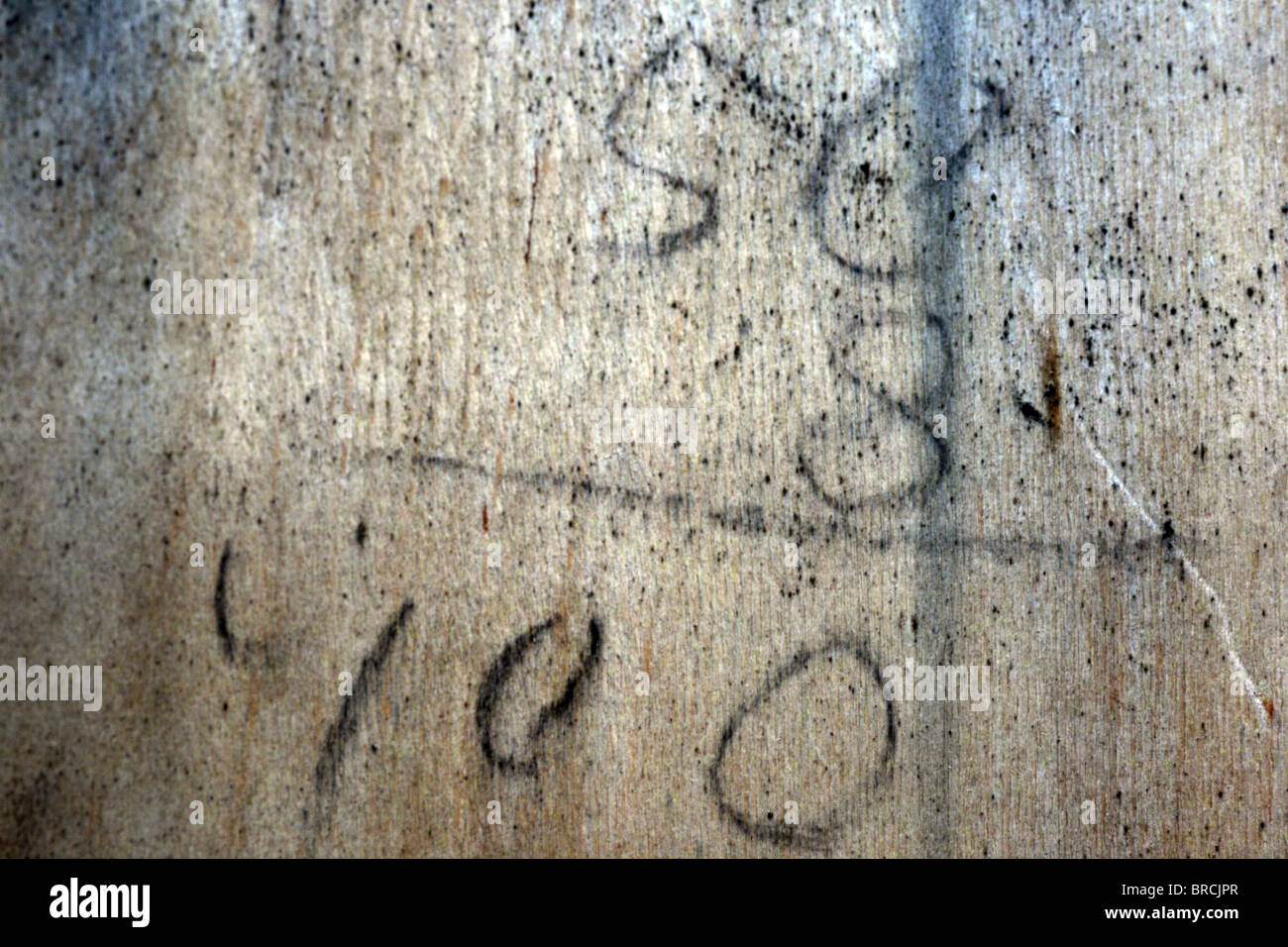 Iscrizione 50 x 8 = 400, fatta di carbone su un vecchio weathered legno compensato Foto Stock