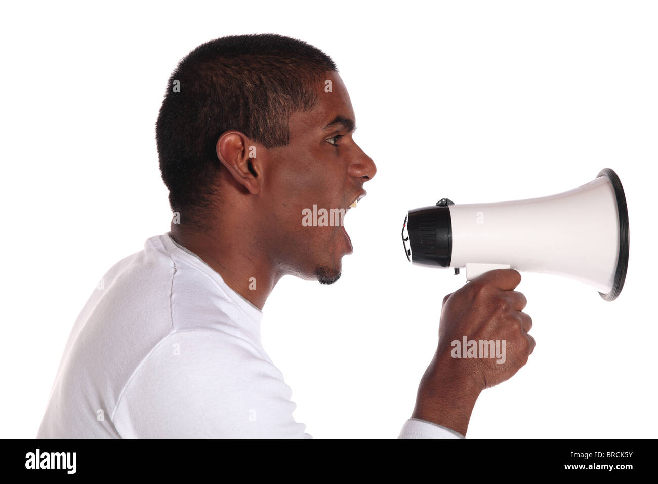 Un attraente di carnagione scura uomo con un megafono. Tutto su sfondo bianco. Foto Stock