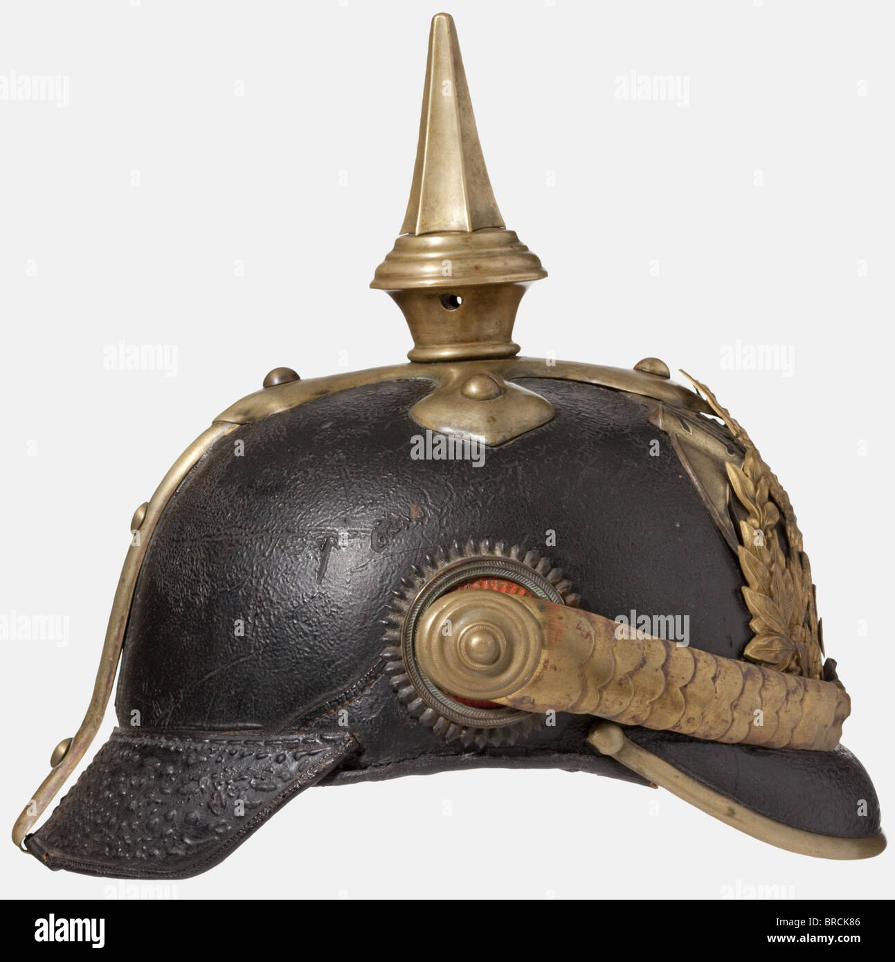 Un casco per un ufficiale di riserva, del reggimento di fanteria della Guardia di vita di Hessian n. 115 corpo in pelle con supporti in ottone, piastra a corona a croce in stile Hessian con punta scanalata, emblema di leone dorato con rami in rovere e alloro e croce di riserva, in cima a una vecchia scroll '1621'. Scale di metallo convesse. Scarafaggio bianco-rosso e guacatura imperiale. Fodera in seta marrone a coste. La lacca ha un effetto craquelure. Casco raro, come questa forma è stata indossata solo durante il periodo, dicembre 1871 - 1897, fino all'introduzione dei caschi montati in argento. Storico, storico, 19th secolo, Lui, Foto Stock