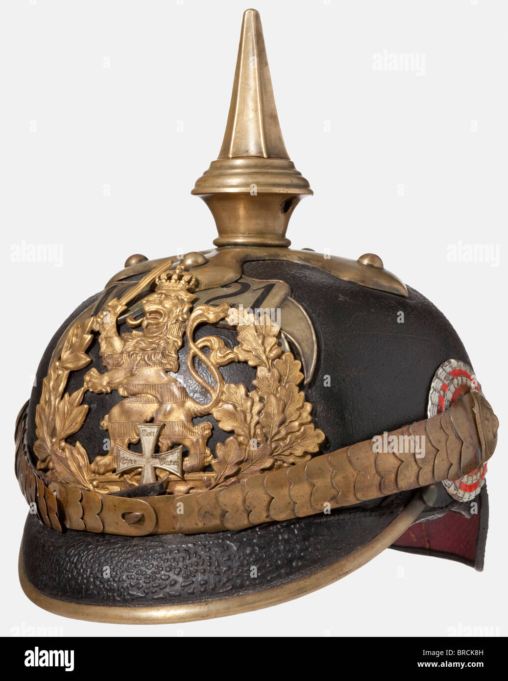 Un casco per un ufficiale di riserva, del reggimento di fanteria della Guardia di vita di Hessian n. 115 corpo in pelle con supporti in ottone, piastra a corona a croce in stile Hessian con punta scanalata, emblema di leone dorato con rami in rovere e alloro e croce di riserva, in cima a una vecchia scroll '1621'. Scale di metallo convesse. Scarafaggio bianco-rosso e guacatura imperiale. Fodera in seta marrone a coste. La lacca ha un effetto craquelure. Casco raro, come questa forma è stata indossata solo durante il periodo, dicembre 1871 - 1897, fino all'introduzione dei caschi montati in argento. Storico, storico, 19th secolo, Lui, Foto Stock