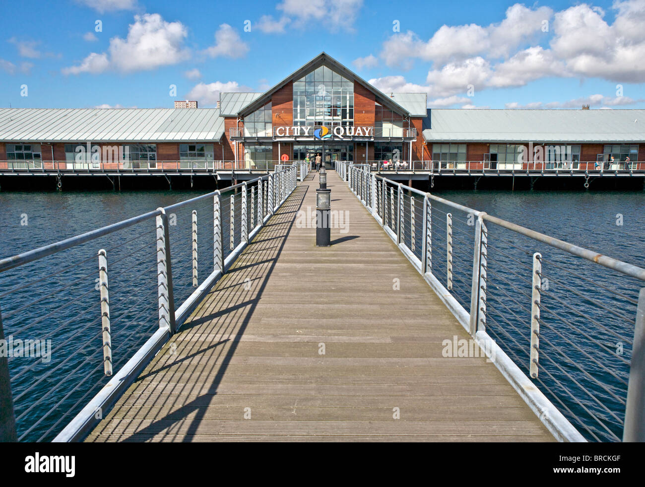 Situato intorno alla ex Victoria Quay a Dundee's waterfront, City Quay è un punto di vendita al dettaglio, il tempo libero e lo sviluppo di hotel. Foto Stock