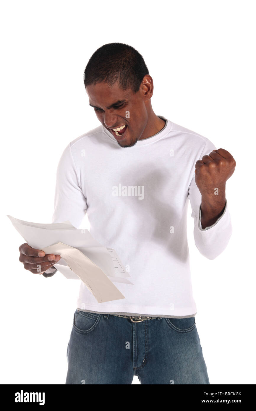 Un attraente di carnagione scura uomo ricevendo buone notizie via mail. Tutto su sfondo bianco. Foto Stock