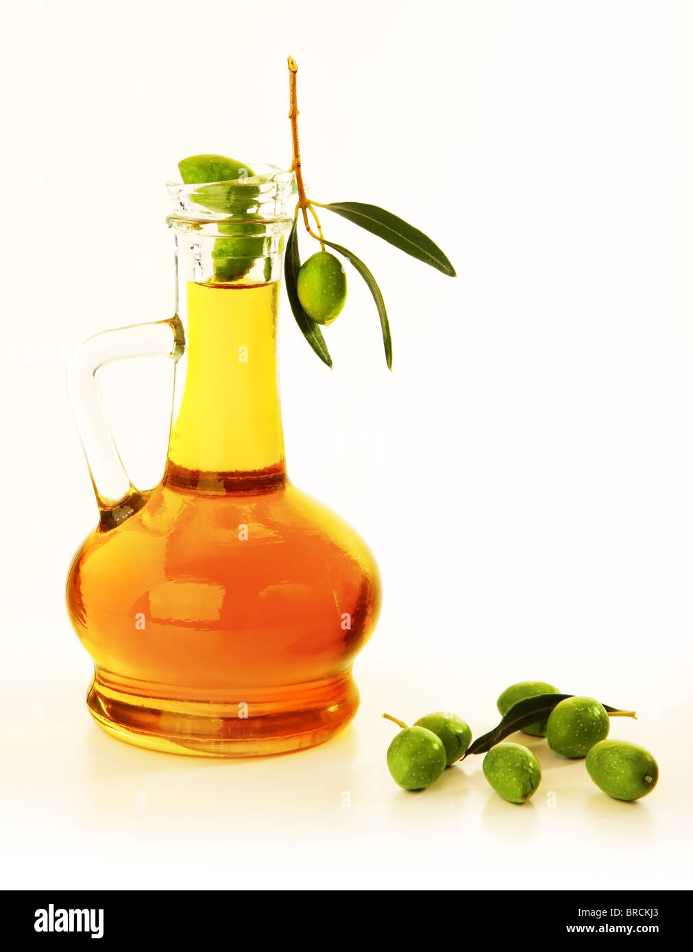 Olio di oliva con il ramo isolato su bianco Foto Stock