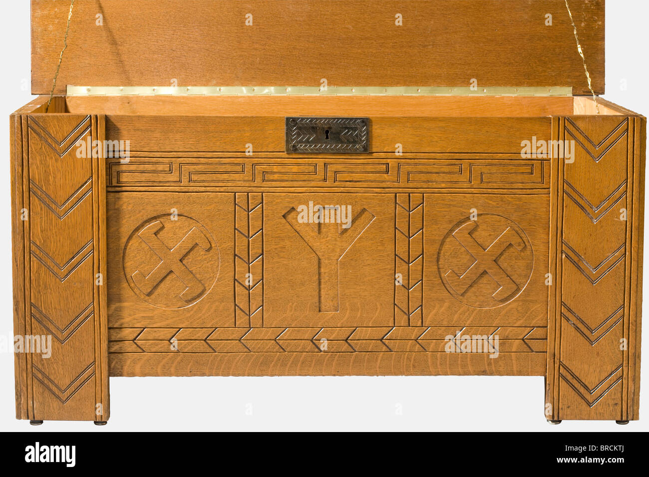 Un SS-Sippentruhe (petto di famiglia), per la nascita di un bambino un petto di quercia in stile nordico con bande scolpite di meandro sul lato anteriore e tre simboli: Al centro la runa di vita (nascita del bambino) fiancheggiata da ruote sole aperte come emblemi di salvezza. La f storica, storica, 1930s, 20th secolo, Waffen-SS, divisione armata delle SS, servizio armato, servizi armati, NS, nazional socialismo, nazismo, Terzo Reich, Reich tedesco, Germania, militare, militare, utensile, attrezzatura, utensili, oggetto, oggetti, alambicchi, clippings, cut-out, cut-out, cut-out, cut, Foto Stock