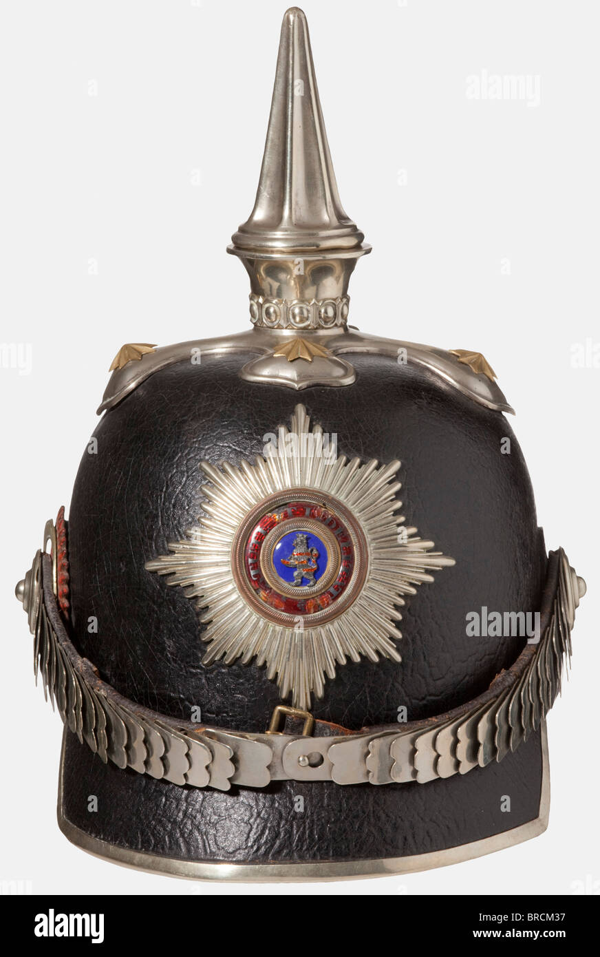 Un casco modello 1860 per un ufficiale generale del personale, del Granducato di Assia-Kassel un corpo in pelle con supporti argentati, piastra a corona trasversale con piccole stelle dorate, una punta scanalata, piatti in metallo nichelato-argento, la cockade Hessian in pelle, Ed un emblema a stella nichel-argento per l'Ordine di Ludwig con un centro smaltato. Il bordo del medaglione è scheggiato. La cima posteriore è rivestita di velluto rosso. Felpa in pelle Marocco. Rivestimento mancante. Casco molto raro dell'Esercito di Assia-Kassel, che fu sciolto nel 1866. In bella condizione. Storico, histori, Foto Stock