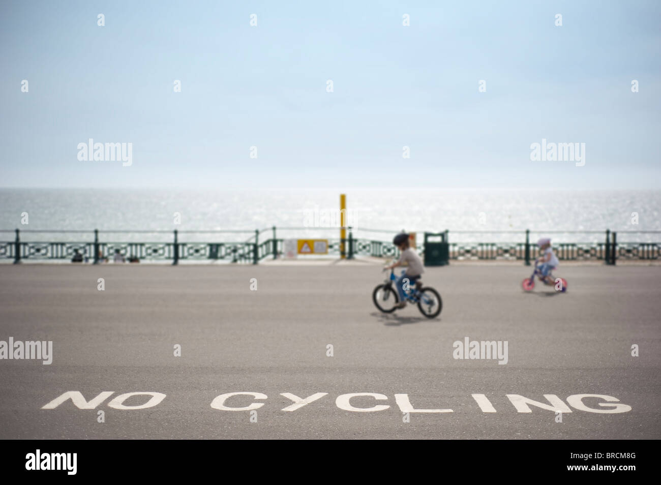 Bambini Escursioni in bicicletta in nessuna area del ciclismo di Brighton Seafront. Brighton, East Sussex Foto Stock