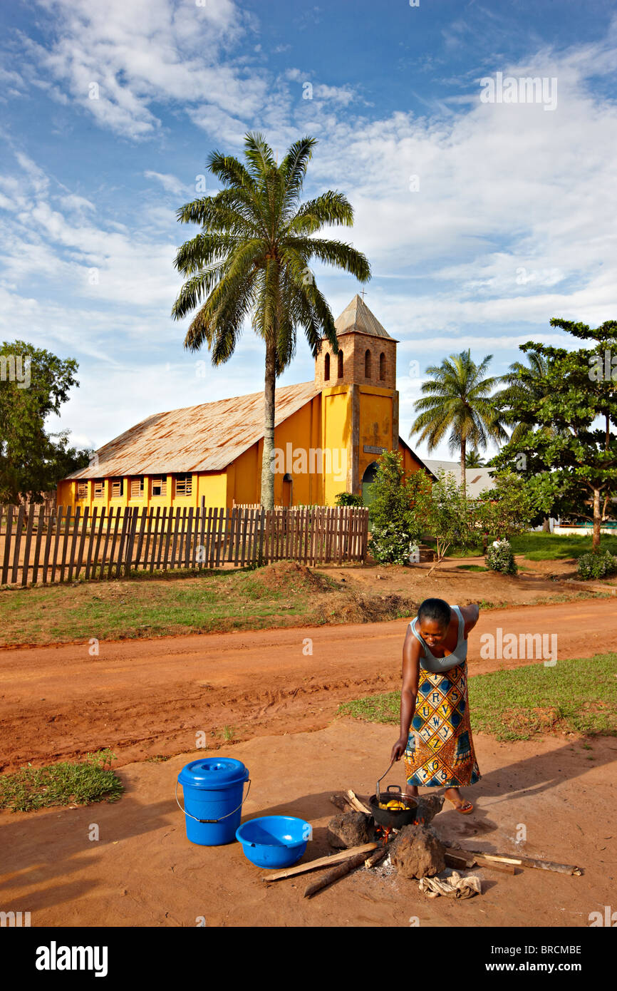 La preparazione di un pasto di fronte Eglise Evangelique du Ouesso, Ouesso, Repubblica del Congo Foto Stock