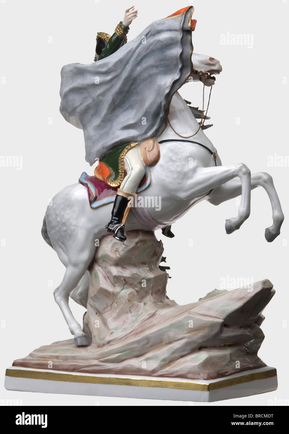 Imperatore Napoleone i (1769 - 1821) - una figura di porcellana colorata., Con bicorne e cappotto su un cavallo bianco di allevamento, la sua mano destra che punta avanti. Ispirato dal dipinto di J.L. David 'Napoleon Crossing the Alps at the Saint-Bernard Pass'. Porcellane smaltate a colori, la base con il marchio Sitzendorf A. Voigt AG / VEB Sitzendorfer Porcellane Manufactory, realizzato dopo il 1954. Difetto di accensione nella base. Altezza 41 cm. Persone, 1950s, 20th secolo, Francia, Imperiale, Impero Francese, oggetto, oggetti, alambicchi, clipping, ritaglio, ritaglio, ritaglio, ritaglio, uomo, uomo, maschio, Foto Stock