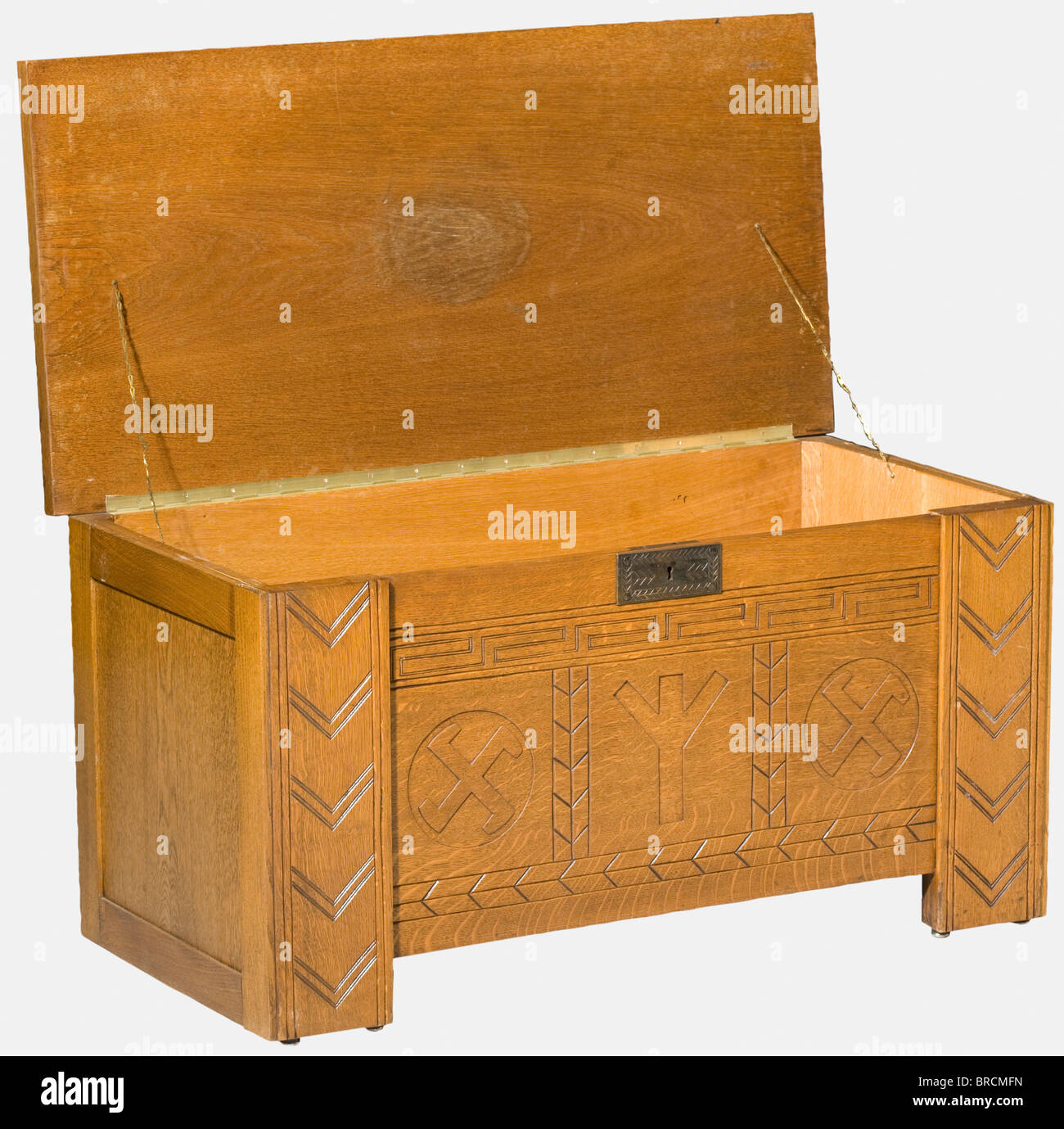 Un SS-Sippentruhe (petto di famiglia), per la nascita di un bambino un petto di quercia in stile nordico con bande scolpite di meandro sul lato anteriore e tre simboli: Al centro la runa di vita (nascita del bambino) fiancheggiata da ruote sole aperte come emblemi di salvezza. La f storica, storica, 1930s, 20th secolo, Waffen-SS, divisione armata delle SS, servizio armato, servizi armati, NS, nazional socialismo, nazismo, Terzo Reich, Reich tedesco, Germania, militare, militare, utensile, attrezzatura, utensili, oggetto, oggetti, alambicchi, clippings, cut-out, cut-out, cut-out, cut, Foto Stock