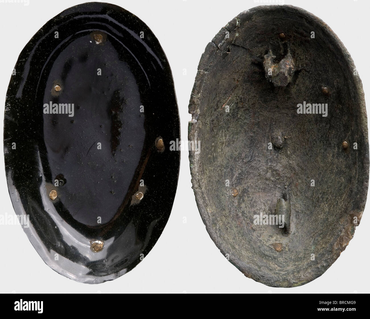 Un paio di fibule vichinghe, scandinave, 9th secolo d.C. Bronzo con patina verdastra. Due strati, ovali, convessi. Lo strato superiore con oblò ritrae animali tra la decorazione tendil. Sotto un massiccio strato rivettato con resti del perno di fissaggio originale. Un fibula completamente conservato con sottostrato, l'altra spilla parzialmente restaurata (lo strato inferiore è completamente sostituito da materiale sintetico). Ricerca archeologica pulita. Lunghezza di ogni 11 cm. Storico, storico, antico mondo, antico mondo, antichi tempi, oggetto, oggetti, ancora, Foto Stock