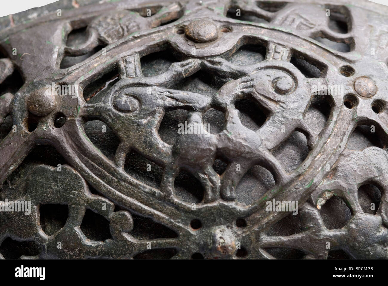 Un paio di fibule vichinghe, scandinave, 9th secolo d.C. Bronzo con patina verdastra. Due strati, ovali, convessi. Lo strato superiore con oblò ritrae animali tra la decorazione tendil. Sotto un massiccio strato rivettato con resti del perno di fissaggio originale. Un fibula completamente conservato con sottostrato, l'altra spilla parzialmente restaurata (lo strato inferiore è completamente sostituito da materiale sintetico). Ricerca archeologica pulita. Lunghezza di ogni 11 cm. Storico, storico, antico mondo, antico mondo, antichi tempi, oggetto, oggetti, ancora, Foto Stock