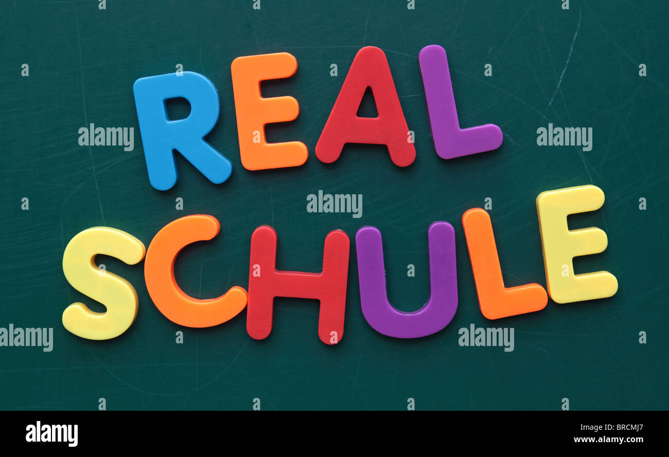 Il termine tedesco Realschule (come Highschool) in lettere colorate su una lavagna. Foto Stock