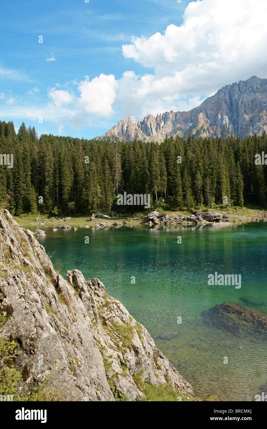 Vista panoramica del lago di Carezza nella regione italiana del Trentino Alto Adige Foto Stock