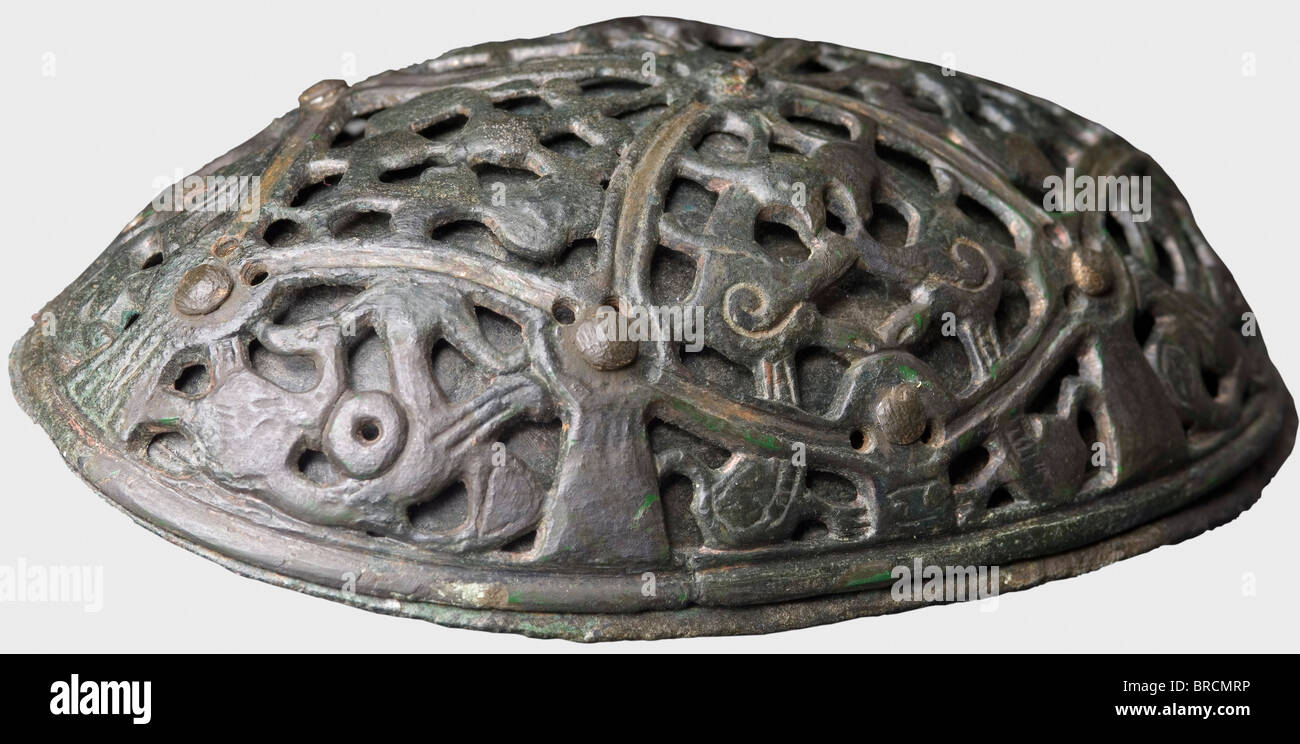 Un paio di fibule vichinghe, scandinave, 9th secolo d.C. Bronzo con patina verdastra. Due strati, ovali, convessi. Lo strato superiore con oblò ritrae animali tra la decorazione tendil. Sotto un massiccio strato rivettato con resti del perno di fissaggio originale. Un fibula completamente conservato con sottostrato, l'altra spilla parzialmente restaurata (lo strato inferiore è completamente sostituito da materiale sintetico). Ricerca archeologica pulita. Lunghezza di ogni 11 cm. Storico, storico, antico mondo, antico mondo, antichi tempi, oggetto, oggetti, ancora, Foto Stock