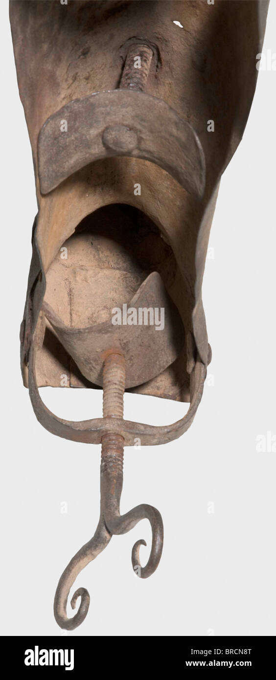 Un demolitore tedesco, 17th/18th secolo Cuisse e greave collegato da un poleyn pianura e così mantenuto flessibile. La sabaton con tre segmenti rivettati. Nell'area dello shin e del tallone sono montate due viti a mano in direzione opposta. La cucina era fissata alla coscia del deliquente da una cerniera posteriore. Le superfici con piccoli fori di ruggine nella sezione del ginocchio e della suola. Lunghezza 77 cm. Girando le viti, i vitelli del delinquente potrebbero essere dolorosamente schiacciati, resp. Il shinbone, calfbone e varie ossa del piede potrebbero essere rotti. Storico, storico, 18th secolo, 17th secolo, in, Foto Stock