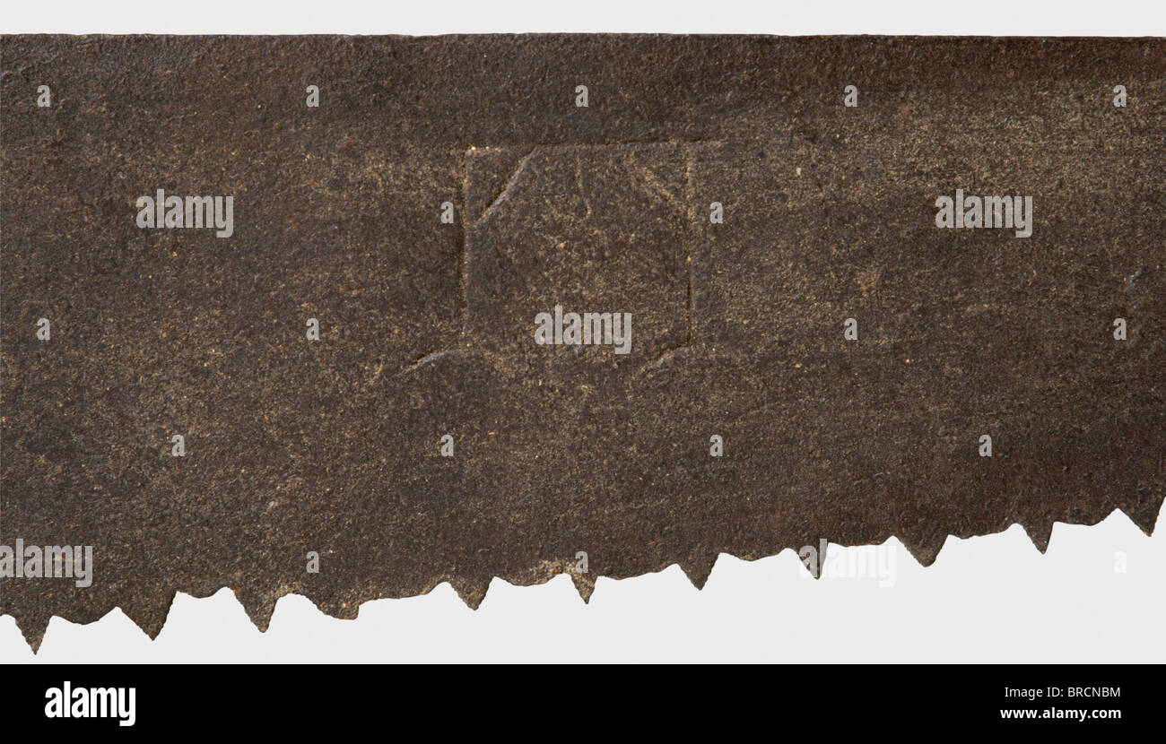 Sega da carnefice tedesca, datata 1594 lama seghettata Grossolanamente, la parte anteriore incisa con una ruota e le maniglie con estremità a corona forgiate, con impugnature in legno rivettate su entrambi i lati. Superfici metalliche cicatrite e arrugginite, con segni di età. Lunghezza 120 cm. Nel Medioevo e Nell'inizio Del Periodo Moderno, la tortura veduto era una punizione applicata particolarmente agli agitatori ed ai traditori. Il delinquente era appeso in posizione invertita, prima che la sega fosse posta al groin. I rapporti contemporanei descrivono come la vittima sfortunata a volte è rimasta pienamente cosciente fino a quando, Foto Stock