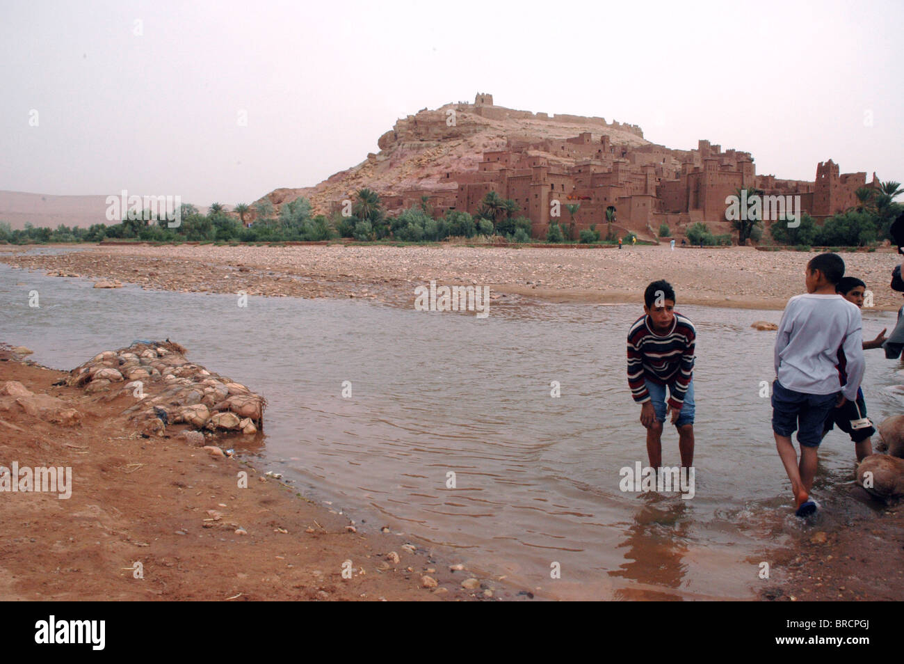 Il Marocco, Alto Atlante, Ait Benhaddou Kasbah e Ounila guadare il fiume Foto Stock
