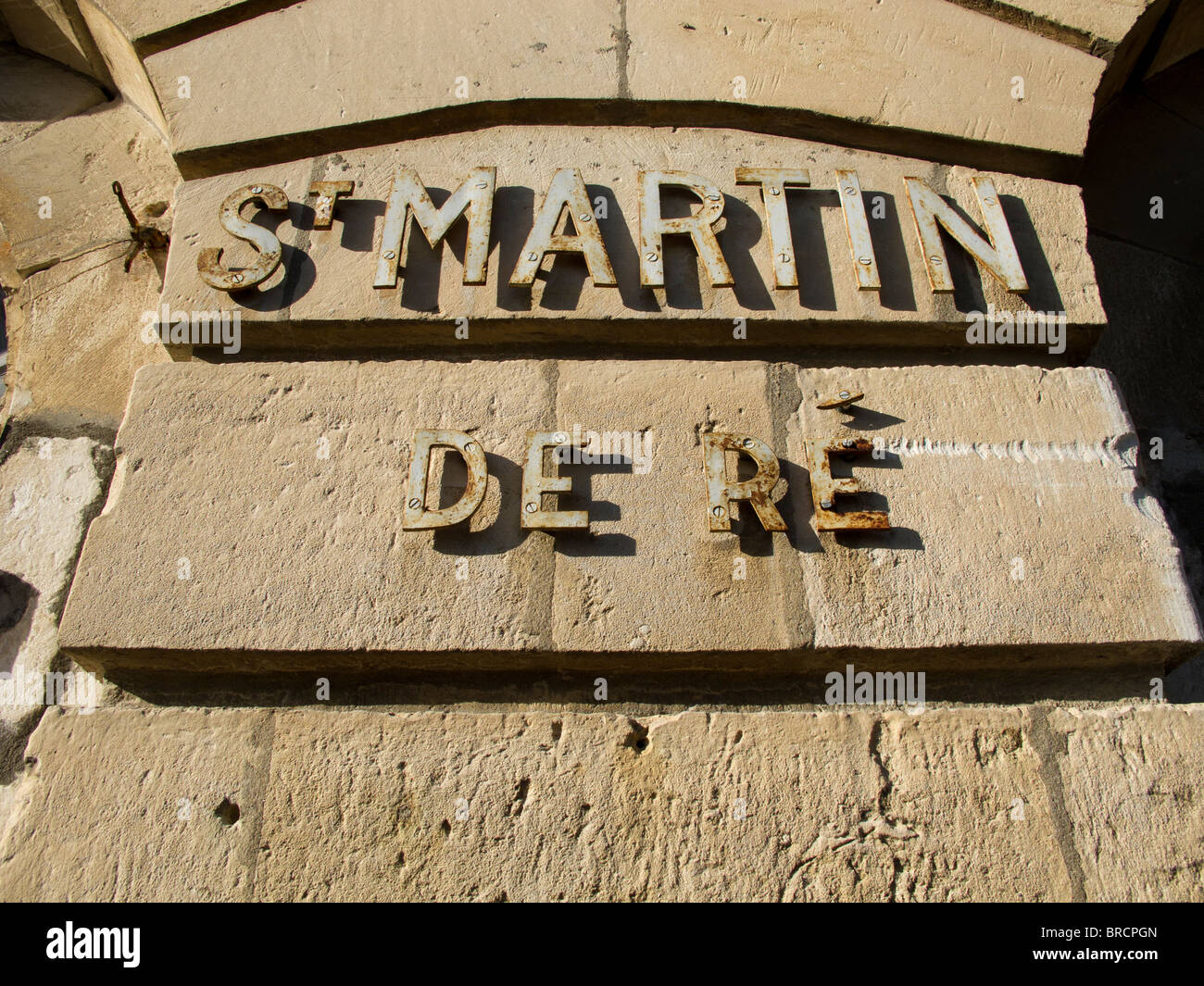 Segno per St Martin de Re sul Post Office in piazza del paese Foto Stock