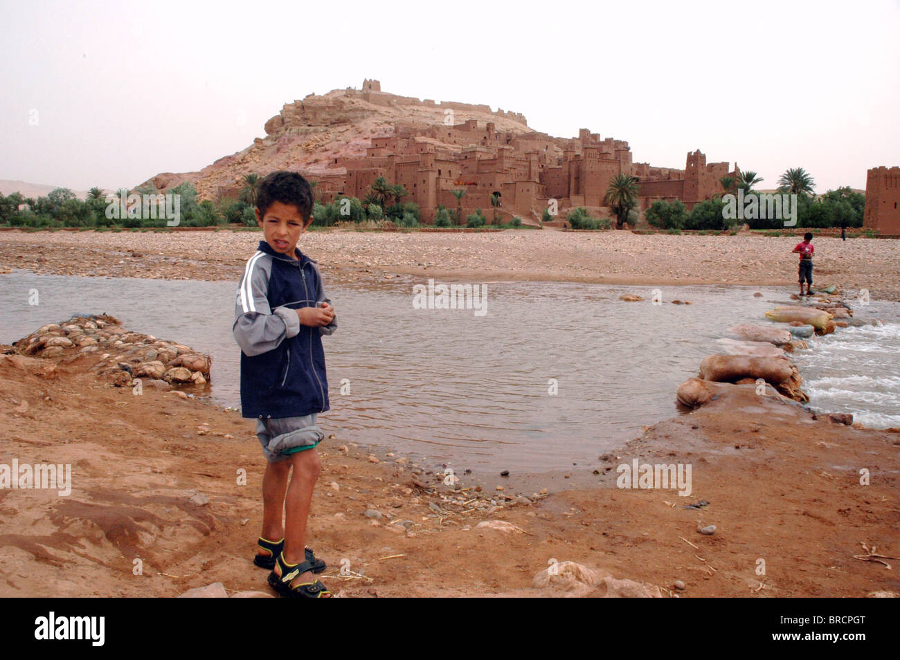 Il Marocco, Alto Atlante, Ait Benhaddou Kasbah e Ounila guadare il fiume Foto Stock