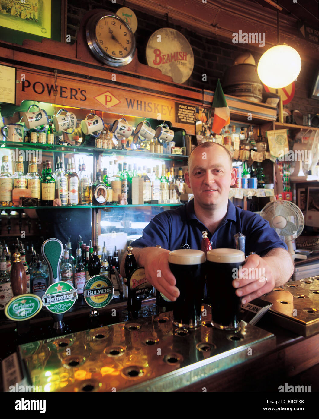 Barman pinte di trazione, Dublino, Irlanda Foto Stock