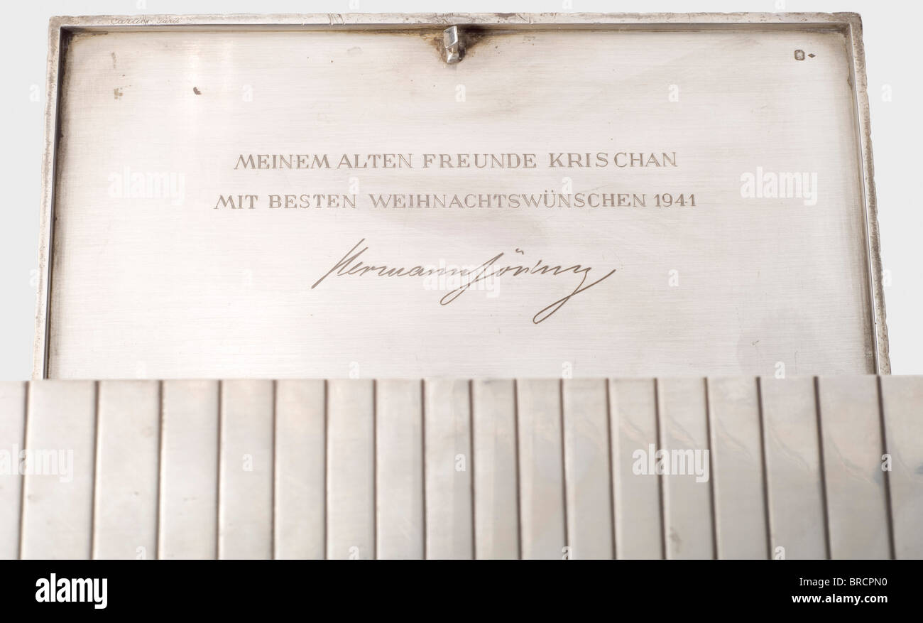 Generale der Flieger Friedrich Christiansen (1879 - 1972), regalo di Natale di Hermann Göring 1941, una scatola di sigarette d'argento, realizzata dal famoso gioielliere parigino Cartier. La superficie esterna è tagliata con decorazione a disegno irradiante. Il coperchio è dotato del tipico dispositivo di chiusura Cartier. L'interno è inciso con l'iscrizione di presentazione, 'einem alten Freunde Krischan mit besten Weihnachtswünschen 1941 Hermann Göring' (Al mio vecchio amico Krischan con i migliori auguri per il Natale 1941 Hermann Göring). Marchio d'argento parigino, Athena Head in un ottagono, e cartier's mas, Foto Stock