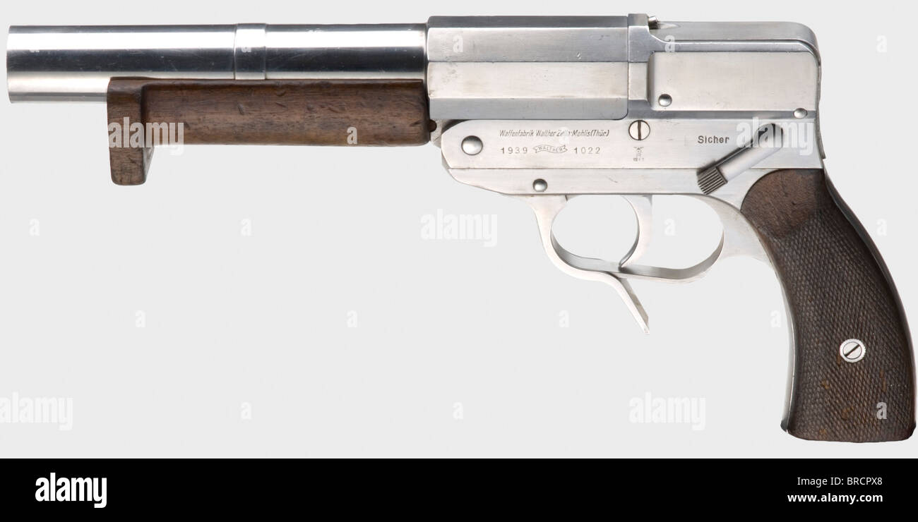 Una 'pistola di segnale' (pistola di segnale flare) Walther mod. SL, Kriegsmarine (Navy), calibro 4, no 1022. Numeri corrispondenti. Foro a specchio, lunghezza 230 mm. Pin del segnale. Sinistra sulla cornice segnata 'Waffenfabrik Walther Zella-Mehlis (Thür.) / 1939 - Walther - 1022'. Accanto a questo: Navy Acceptance Eagle/'HK/M/III/3'. Completamente in acciaio lucido spazzolato di alta qualità (Nirosta), leggeri graffi in luoghi. Avambraccio e pannelli di presa in noce, oscurati, segni di utilizzo. Come nuova pistola, avambraccio e pannelli di presa in buone condizioni. Dato il periodo di tempo limitato dal 1936 al 44 pr totale, Foto Stock