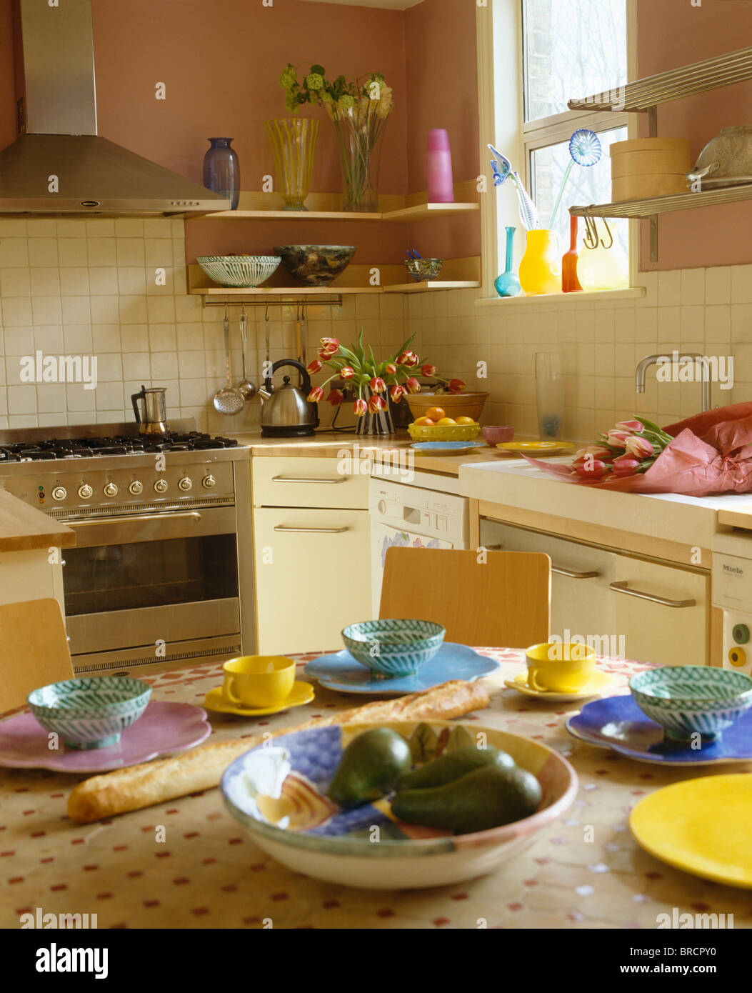 Rosa e blu tazze e scodelle sulla tavola in rosa economia di cucina di stile Foto Stock