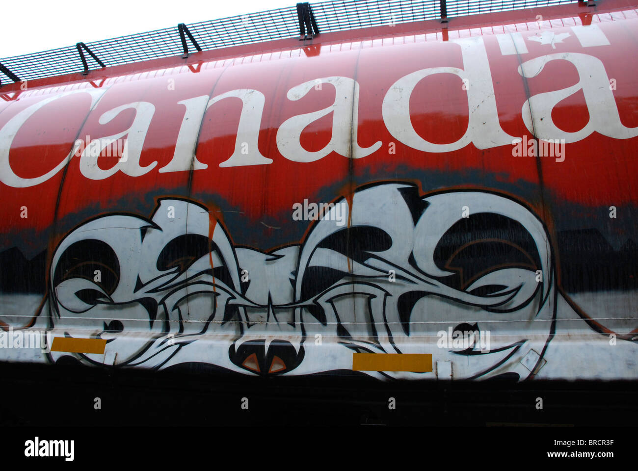 Graffiti sul Canada nolo auto nel cantiere ferroviario in Vancouver BC British Columbia Canada Foto Stock