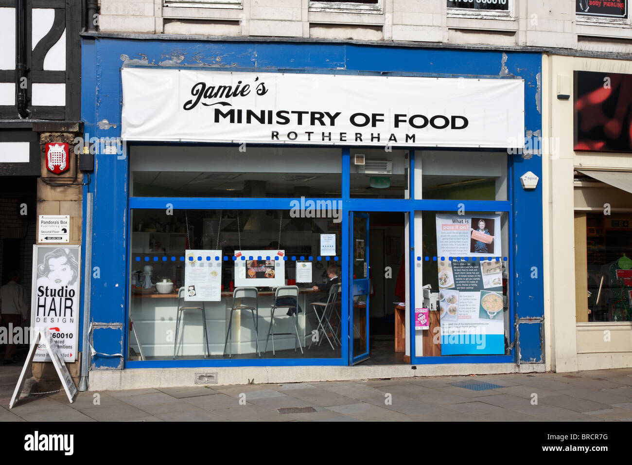 Jamie è ministero dei prodotti alimentari, Rotherham, South Yorkshire, Inghilterra, Regno Unito. (Originale schema colori blu pre 2013) Foto Stock