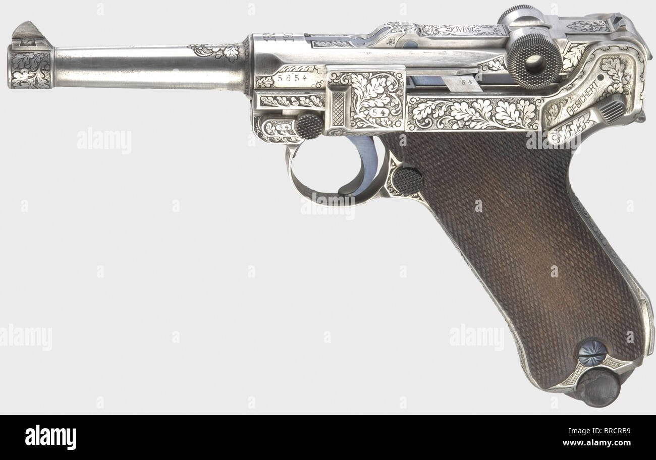 Un Parabellum DWM 1915/1920 in calibro 7.65 Parabellum, inciso, argentato, no 5854g. Esternamente con numeri corrispondenti. Foro luminoso con contrassegno di tenuta corona/'N'. Sulla camera contrassegnata con '1915/1920', sul tirante di commutazione anteriore stampigliato 'DWM'. Vari timbri di accettazione imperiali. Pistola riccamente decorata con temporanea, ma più tardi in foglia di quercia incisione su superficie con guancia e argentato (scuro). Piccole parti brunite. Pannelli di presa in noce. Caricatore in lamiera placcato nichel con base in legno, numerato e senza difetti. Piccole imperfezioni su entrambi i lati della base di legno. Come nuovo ov, Foto Stock