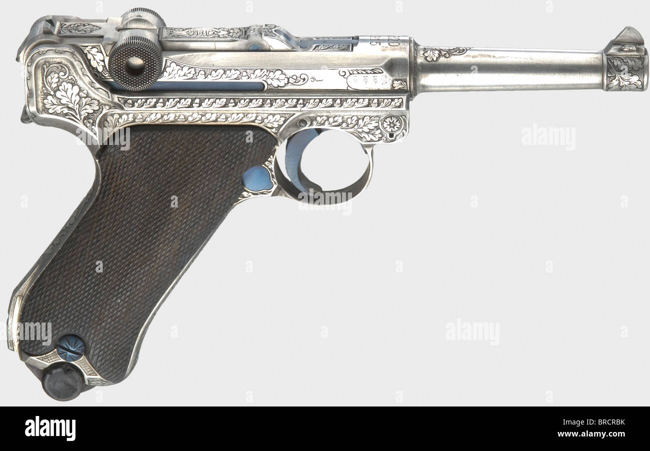 Un Parabellum DWM 1915/1920 in calibro 7.65 Parabellum, inciso, argentato, no 5854g. Esternamente con numeri corrispondenti. Foro luminoso con contrassegno di tenuta corona/'N'. Sulla camera contrassegnata con '1915/1920', sul tirante di commutazione anteriore stampigliato 'DWM'. Vari timbri di accettazione imperiali. Pistola riccamente decorata con temporanea, ma più tardi in foglia di quercia incisione su superficie con guancia e argentato (scuro). Piccole parti brunite. Pannelli di presa in noce. Caricatore in lamiera placcato nichel con base in legno, numerato e senza difetti. Piccole imperfezioni su entrambi i lati della base di legno. Come nuovo ov, Foto Stock