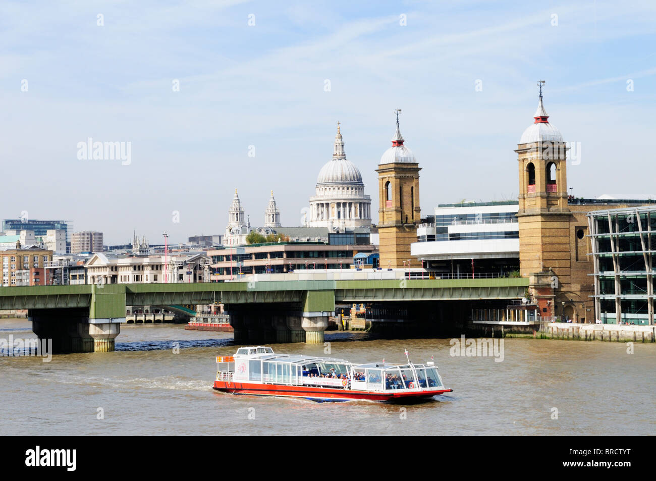 Una città turistica crociere in barca per visite guidate nei pressi di Southwark ponte ferroviario con St Pauls in background, London, England, Regno Unito Foto Stock