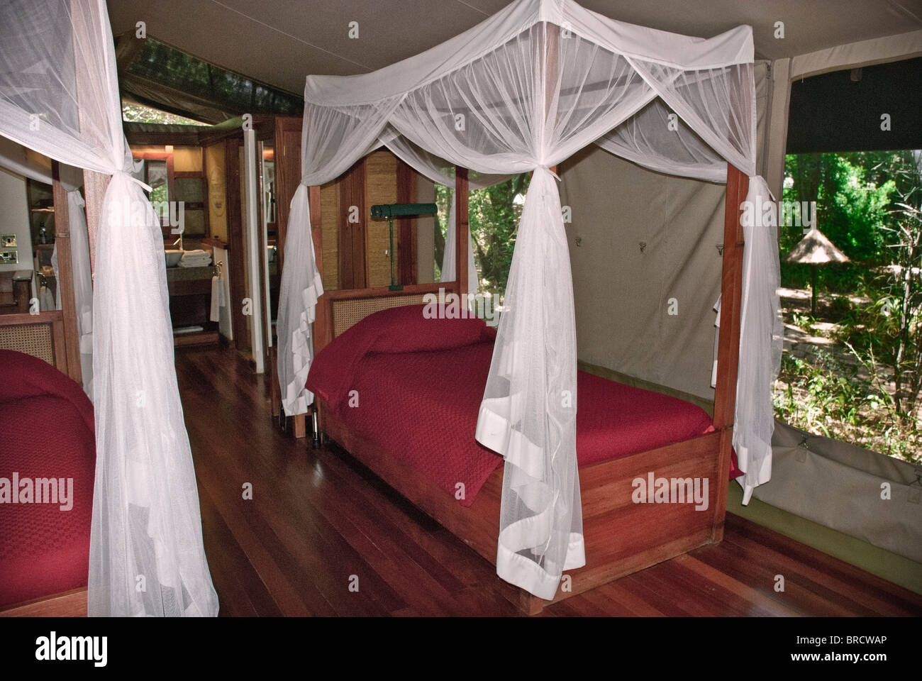 Interno di una tenda nel campo degli Intrepidi Mara o Mara Intrepid, riserva nazionale Masai Mara, Kenya, Africa Foto Stock