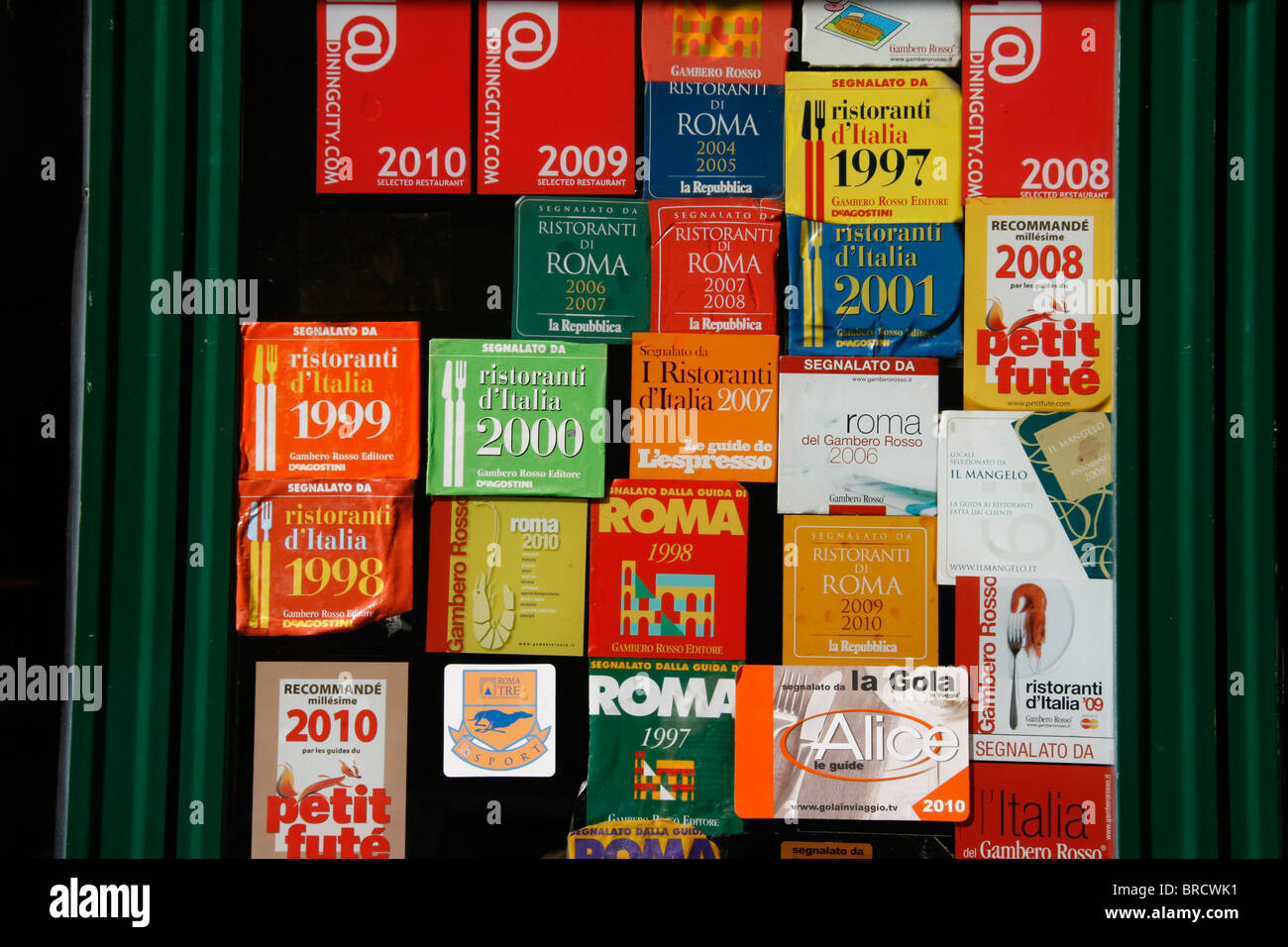 Buon cibo tipo adesivi premio nella finestra ristorante a Roma, Italia Foto Stock
