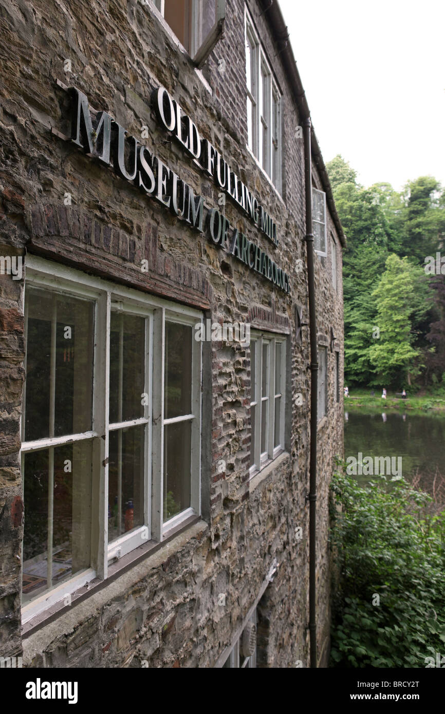 Il vecchio Fulling Mill Museo di Archeologia dal riverside in Durham, Inghilterra. Foto Stock