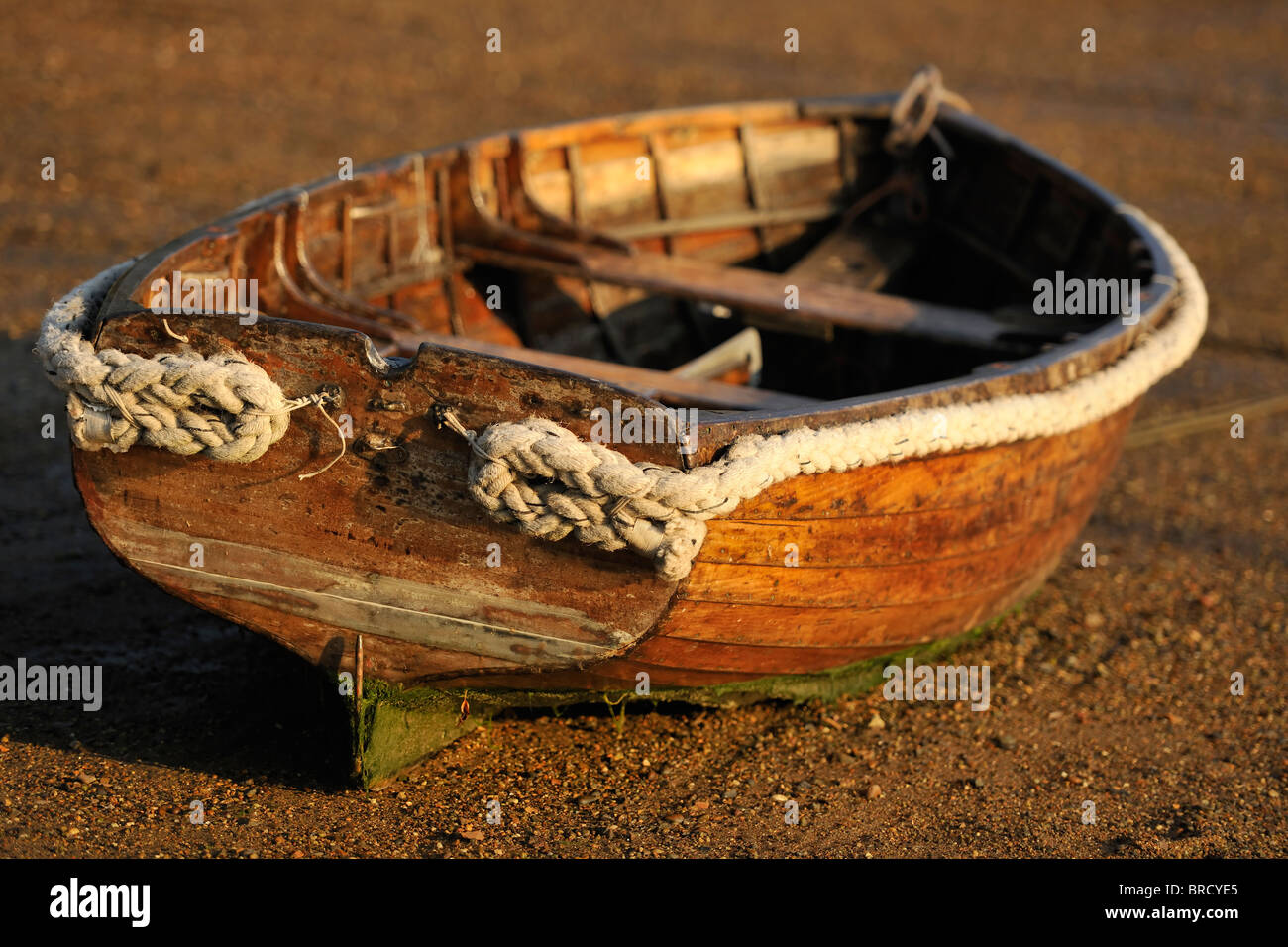 Un tradizionale in legno barca a remi sulla ghiaia. Foto Stock
