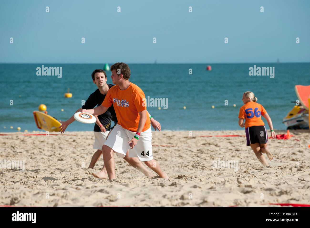 Extreme Frisbee, uno degli eventi a Windfest 2010, tenutasi a banchi di sabbia spiaggia, Poole. Foto Stock