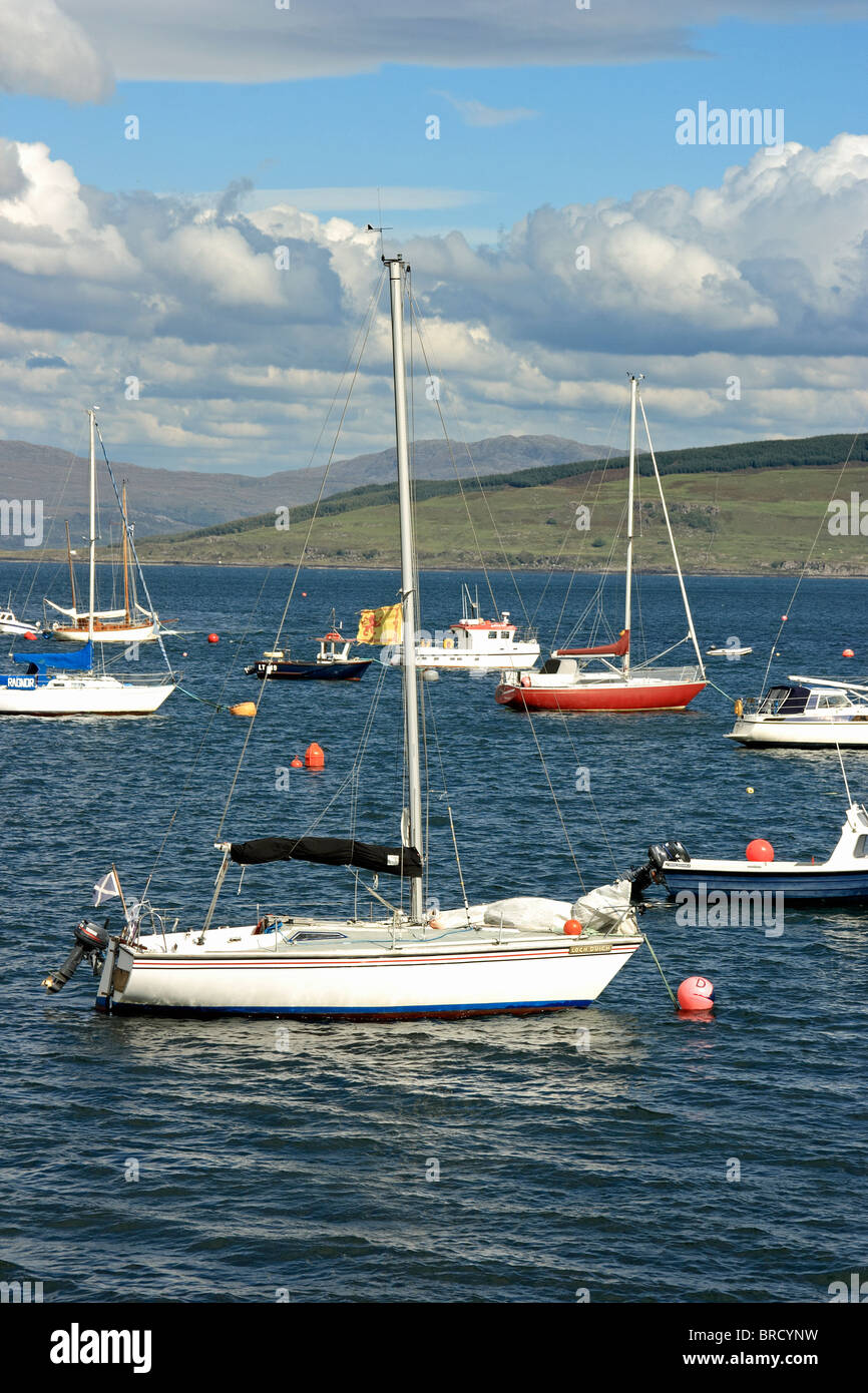 Piccolo yacht ormeggiati nel porto di Tobermory, Isle of Mull Foto Stock