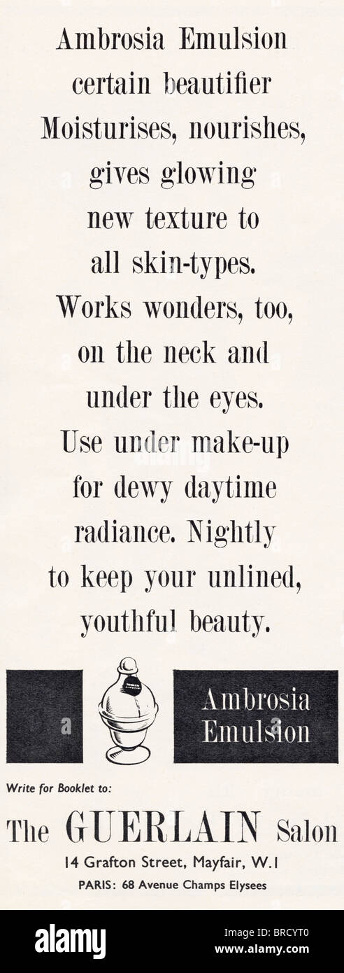 In bianco e nero un annuncio per il make-up emulsione in rivista di moda circa 1959 Foto Stock