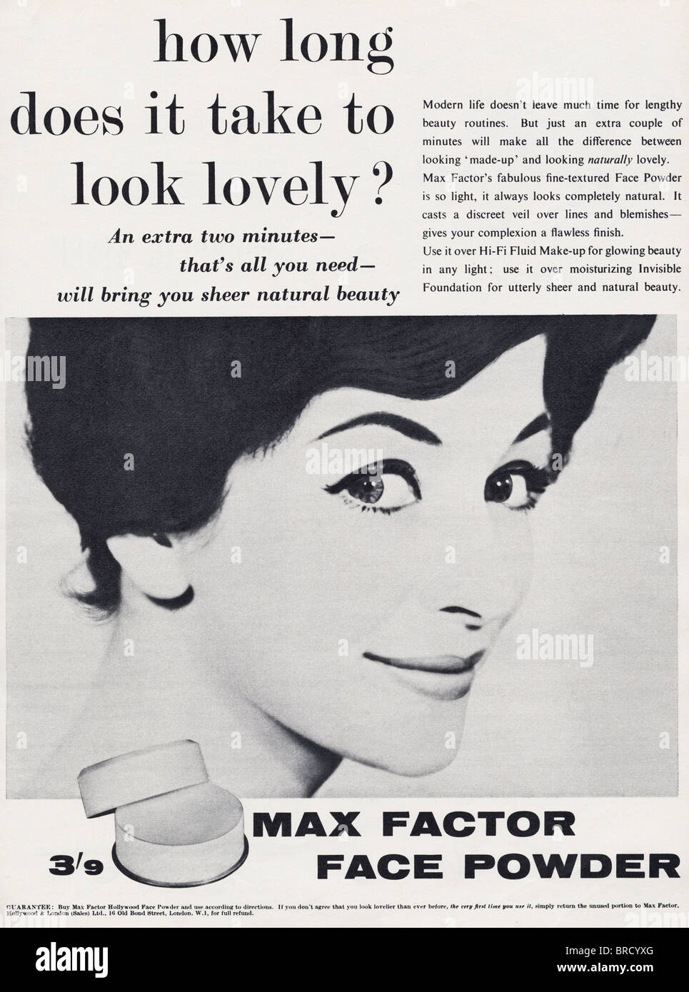 Bianco e Nero Spot per Max Factor faccia in polvere nella rivista di moda circa 1959 Foto Stock