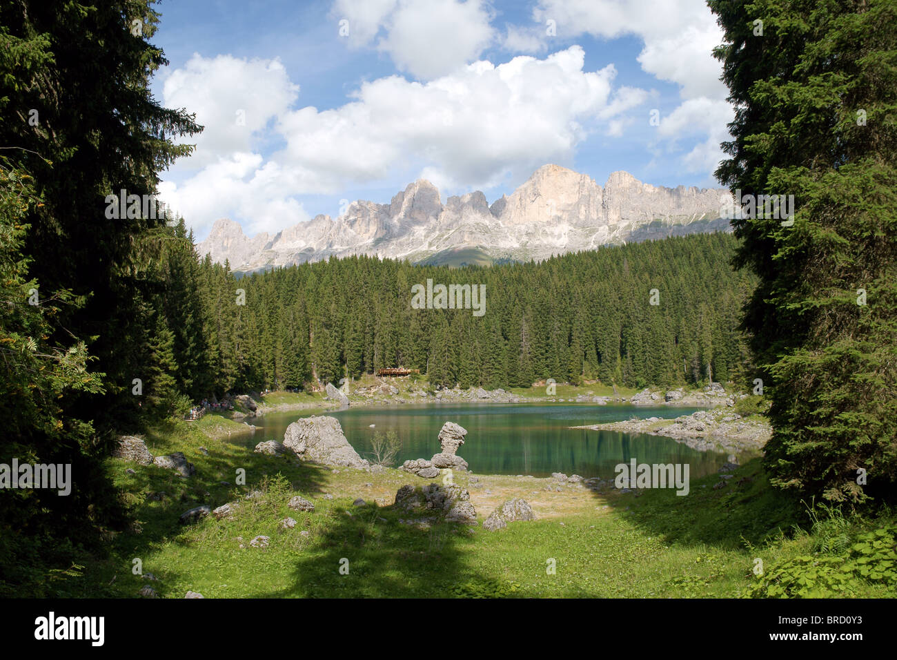 Vista panoramica del lago di Carezza nella regione italiana del Trentino Alto Adige (Alto Adige) Foto Stock