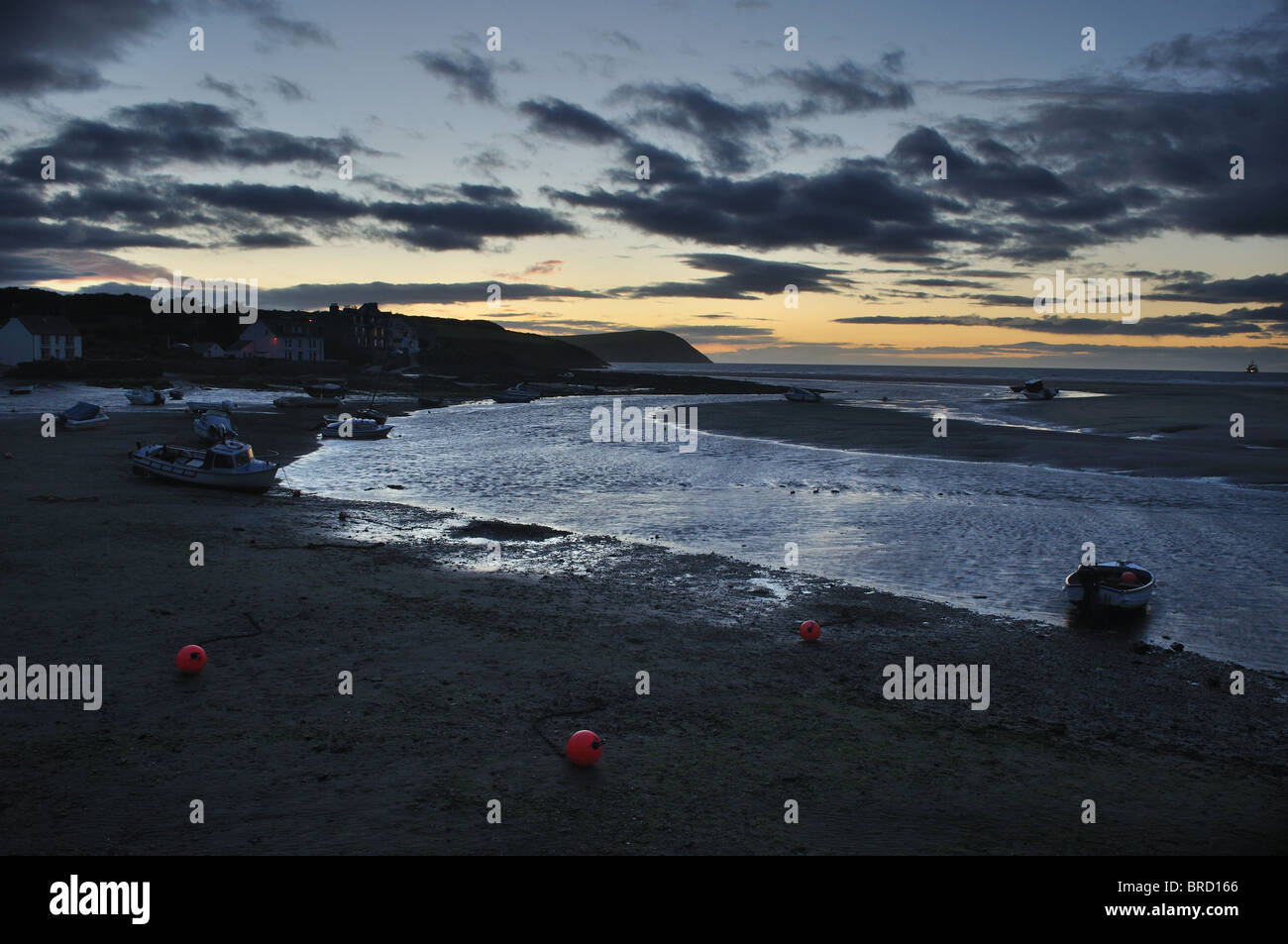 Tramonto, windy sera, bassa marea, Parrog beach, Newport Pembrokeshire, Wales, Regno Unito, Gran Bretagna Foto Stock