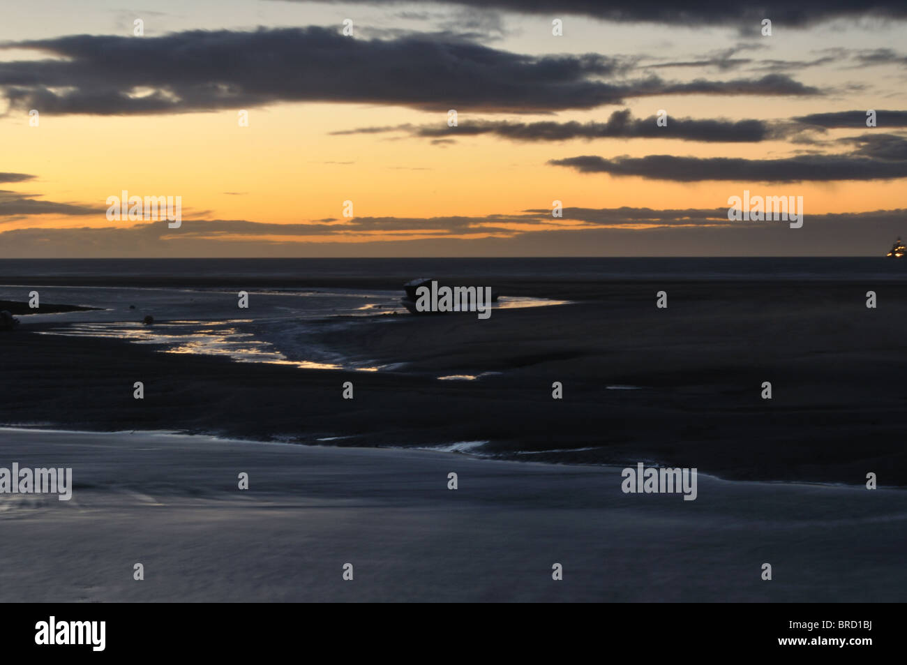 Tramonto, windy sera, bassa marea, Parrog beach, Newport Pembrokeshire, Wales, Regno Unito, Gran Bretagna Foto Stock