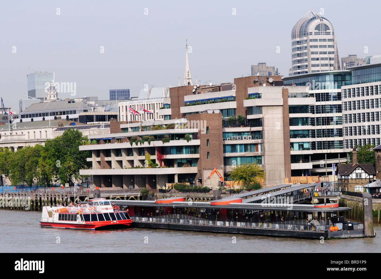 Una città turistica crociere in barca per visite guidate al Molo della Torre di Londra, Inghilterra, Regno Unito Foto Stock
