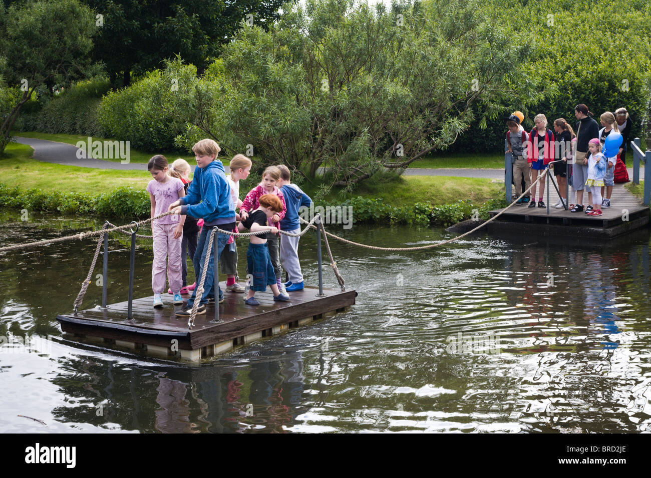 I bambini a giocare a Fjolskyldugardurinn, una famiglia parco divertimenti in Reykjavik Islanda. Foto Stock