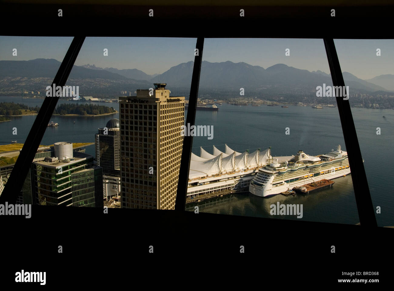 Vista sul Canada Place e cruise terminal da Vancouver Lookout, centro del porto, Vancouver, British Columbia, Canada Foto Stock
