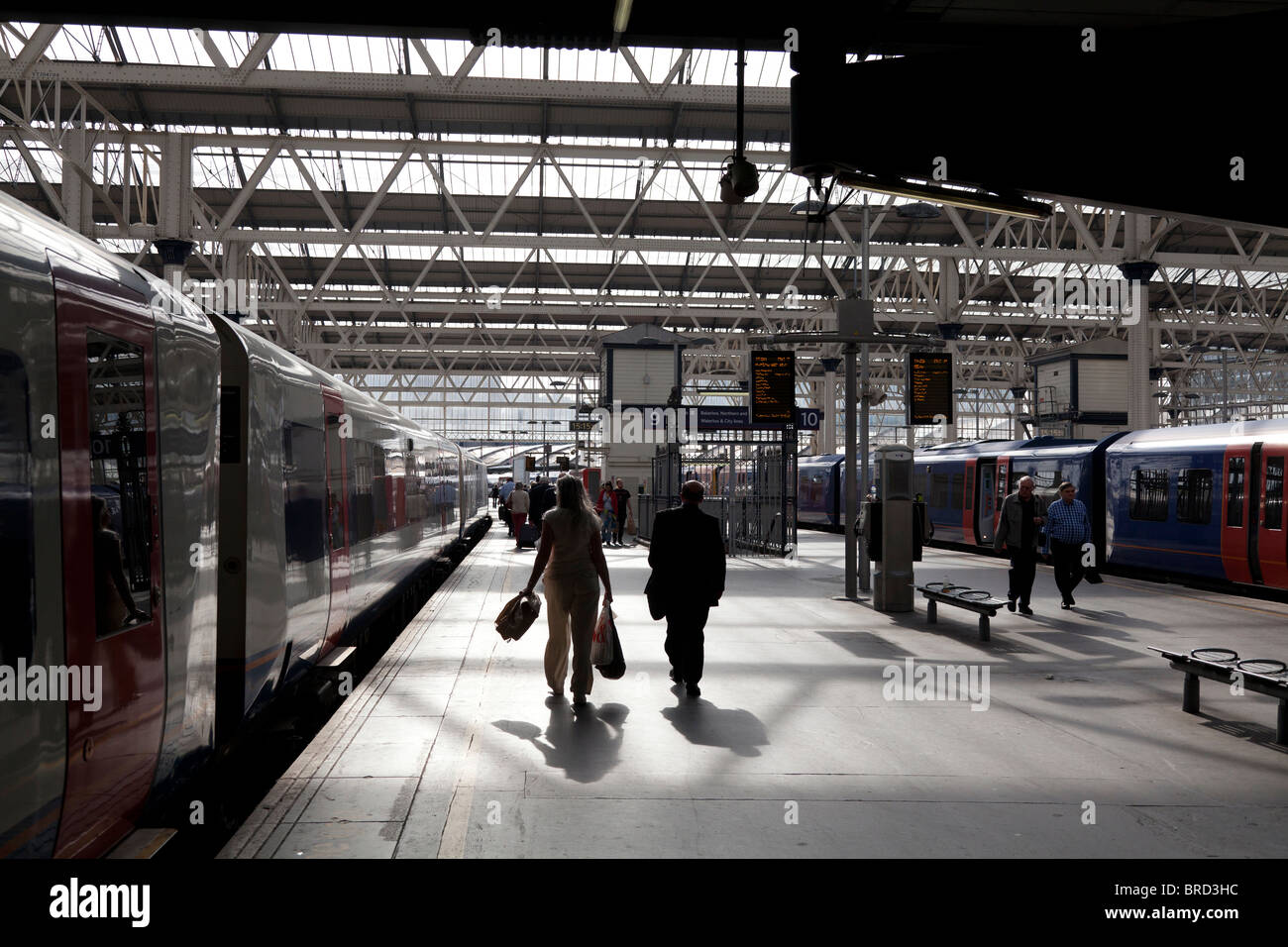 Stazione Waterloo di Londra piuttosto a metà pomeriggio ai passeggeri di salire a bordo treno Foto Stock
