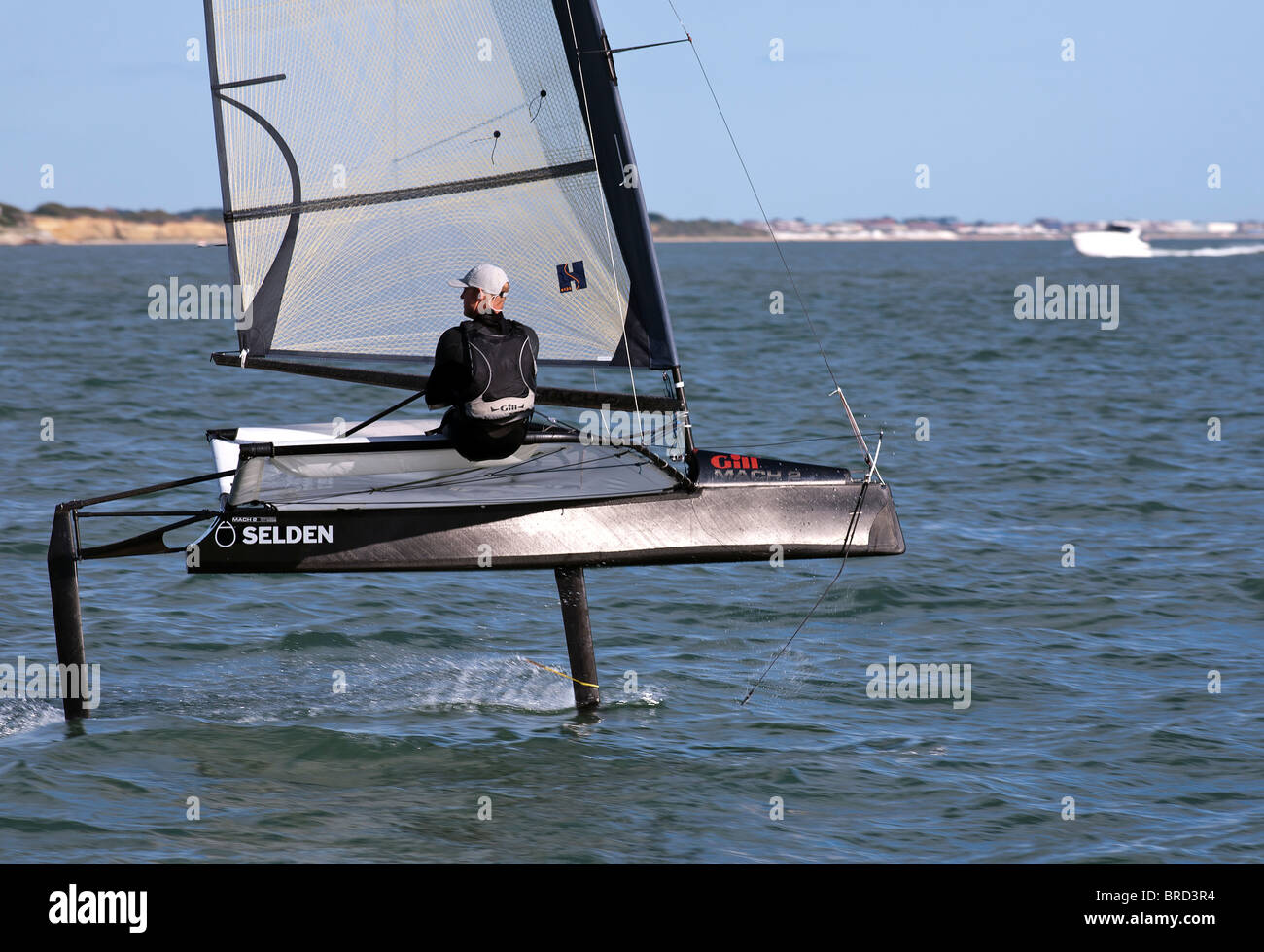 Trasferimento a caldo la vela Dinghy aliscafo Moth velocità rapida in 10kts di vento Foto Stock