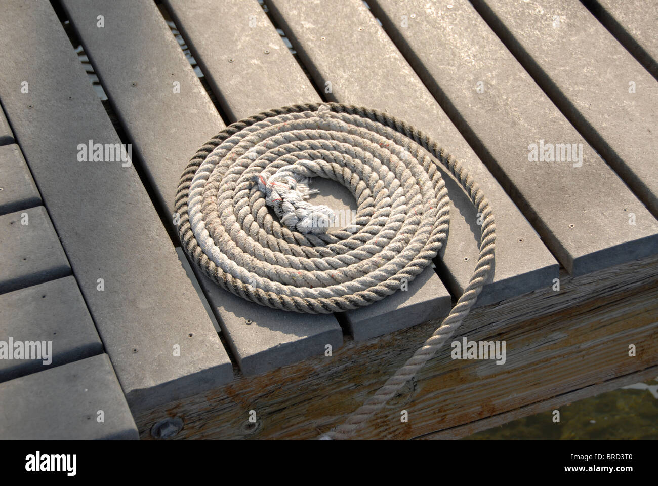 Una corda avvolto a spirale sulla marina boatdock. Foto scattata con una Nikon D200 fotocamera. Foto Stock